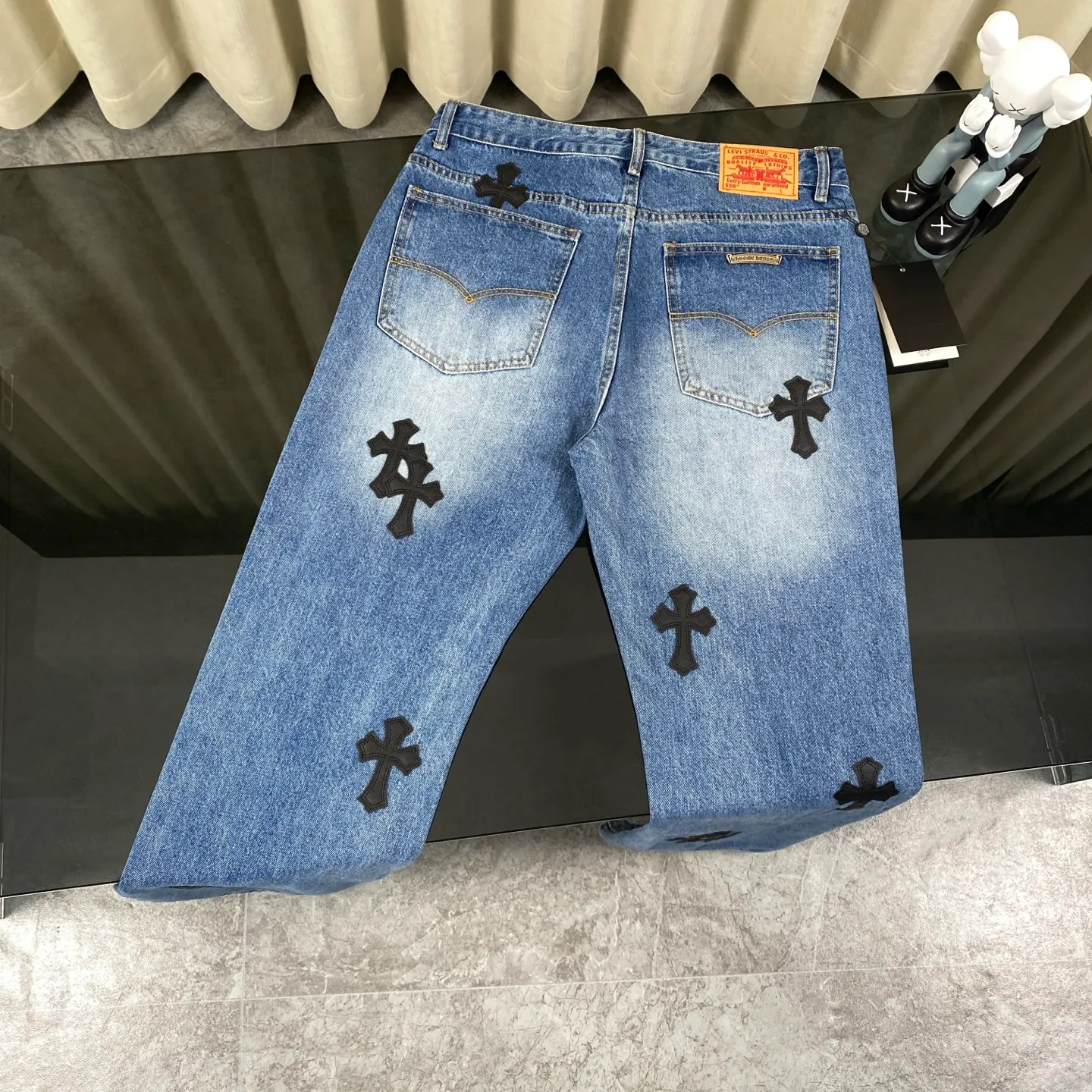 🅿️240 Correct version Chroe Hets CH black pink leather jeans, counter price 4W level, patchwork cross pattern embellishment, women's high-waisted washed jeans! ! Absolutely high-end luxury products, 1.9W level god-level single products, super popular products, built with top heavy industry, a magic weapon that cannot be missed [About Zangyin] This is an extremely luxurious fashion brand that can also be called the aristocrats of the high street. It has always been an exclusive brand for some hipsters or rich second generations. Compared with ordinary high streets, it is more luxurious and noble. Compared with luxury brands, it has a more fashionable personality and has always been a brand that I have a special liking for. A6632 [Top heavy industry fashionable design] Consistently high-street luxury style creation. Speaking of this style, the Zangyin family and GU family are definitely the leading representative brands. Especially the Zangyin family has really achieved a state-of-the-art effect in creating high-street style. The color system of this model is made of unique washed materials. It is already quite eye-catching. It is decorated with pink patchwork cross flowers, which cleverly highlights the charm of the brand. Secondly, this model uses classic The classic high-waist cutting design highlights the long legs and the fashionable temperament of the upper body. The brand is highly recognizable and the slim fit configuration is more suitable for daily wear. This product is a product that interprets personality, fashion, and specifications at a glance. This single product is enough to make any fan excited. It can be a white T-shirt for youthful preppy style, or a tight sling for royal lady style. It has strong matching ability and can be easily controlled by men.  [Material and craftsmanship] Needless to say, this point goes without saying. As an excellent craftsman brand, Zangyin has really perfect requirements for details and craftsmanship. The washed color of this model has gone through so many processes, not to mention the embellishment of the denim appliqués. It is also purely handmade and sewn. Just like what they believe in, only handmade things have soul and have the meaning of wear. A top-notch heavy-duty fashionable denim item, I look forward to your perfect interpretation! ! 28-34 corresponds to S-XL
